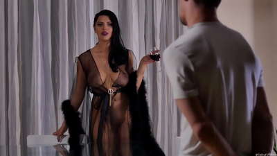 Курвата Кира Куин кани съседа си на чай и го чука на масата за вечеря